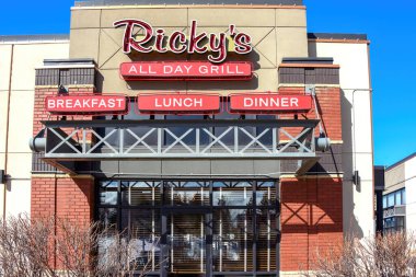 Edmonton, Kanada - 3 Nisan 2025: Ricky 's All Day Grill, Kanada' nın batısında yer alan bir restoran zinciri..