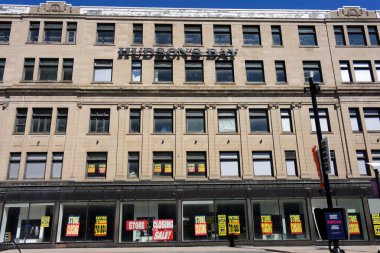 Ottawa, Kanada 27 Mayıs 2025 Rideau Caddesi 'ndeki Hudsons Körfezi mağazasında tasfiye satışı için tabela. Körfez yakında 80 mağazasının hepsini kapatacak ve 8000 'den fazla çalışanı işten çıkaracak. Körfez, 1670 yılında kurulmuş olan Kanada 'nın en eski mağazasıydı..