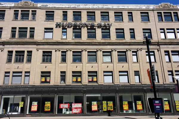 Ottawa, Kanada 27 Mayıs 2025 Rideau Caddesi 'ndeki Hudsons Körfezi mağazasında tasfiye satışı için tabela. Körfez yakında 80 mağazasının hepsini kapatacak ve 8000 'den fazla çalışanı işten çıkaracak. Körfez, 1670 yılında kurulmuş olan Kanada 'nın en eski mağazasıydı..