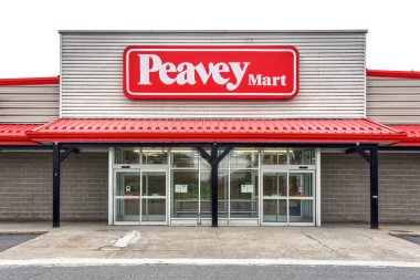 Cornwall, Kanada - 31 Mayıs 2025: Peavey Mart, 1967 yılında kurulan Alberta merkezli bir donanım ve tarım malzemeleri mağaza zinciri. Ocak 2025 'te Kanada' daki 90 mağazanın tümünü kapatacaklarını ve alacaklılardan koruma arayacaklarını duyurdu..