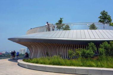 Ottawa, Kanada 7 Haziran 2025 Yeni geliştirilen Kiweki Noktası Parlemento Tepesi, Ottawa ve Gatineau panoramik manzaralı muhteşem gözcülere erişim sağlar. Mayıs 2025 'te halka açıldı. Sitenin adı 