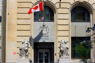 Ottawa, Kanada Sparks Caddesi 'ndeki tarihi Merkez Postane binası 1939 yılında tamamlanmış ve üssünün etrafına Aslanlar yerleştirilmiştir. Şu anda Kanada 'nın en üst katında bir Kanada Posta Ofisi bulunan Kanada Özel Konseyi' nin ofislerine ev sahipliği yapmaktadır.