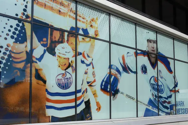 Edmonton, Kanada - 3 Nisan 2025: Mark Messier 'in fotoğrafı Oilers' ın evi Rogers Place 'te Stanley Kupası' nı Edmonton Oilers olarak kaldırıyor.. 