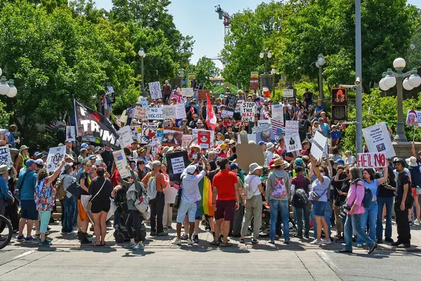 Ottawa - 14 Haziran 2025: ABD Büyükelçiliği önünde Trump karşıtı otoriter No Kings protestolarını desteklemek için büyük bir kalabalık toplandı.. 