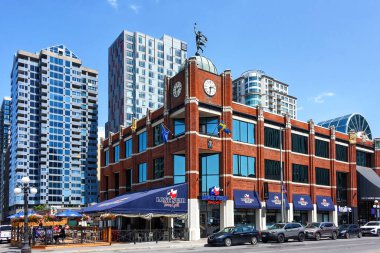 Ottawa, Kanada - 14 Haziran 2025: The Lone Star Texas Grill, apartmanlar ve yeni açılan AC Hotel de dahil olmak üzere Ottawa 'daki Byward Market binaları.