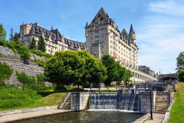 Kanada, Ottawa 'daki Chateau Laurier oteli ile Rideau Kanalı manzarası kesişiyor.