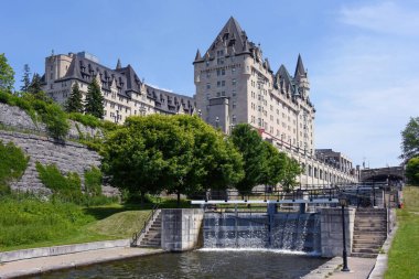 Chateau Laurier Oteli ile Rideau Kanalı 'nın manzarası 