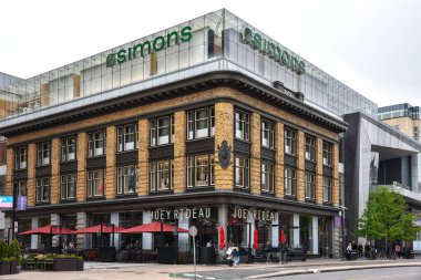 Ottawa, Kanada - 31 Mayıs 2025: Joey Restoran Grubu 'nun Rideau Caddesi' ndeki konumu, yukarısında Simons mağazası olan.