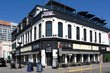 Ottawa, Kanada 2025: Çatısı olan Starling Restoranı ve Bar ve Otta 'daki Eczacı Kokteyl Salonu popüler Byward Market' ti..