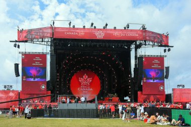 Ottawa, Kanada - 1 Temmuz 2025: İnsanlar Kanada Günü kutlama sahnesine yaklaşmak için erken geliyorlar. Bu sahnede önemli kişiler ve ünlüler gün boyu ve gece boyunca bir Kanada Günü etkinliğine ev sahipliği yapacaklar..