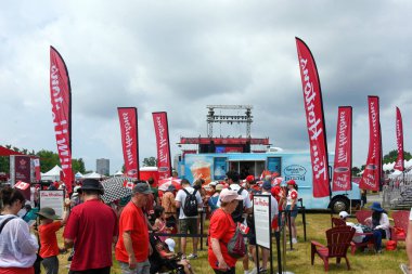 Ottawa, Kanada - 1 Temmuz 2025: İnsanlar LeBreton Flats 'teki Kanada Günü kutlamasında Tim Hortons' un kamyonu için sıraya girdiler.