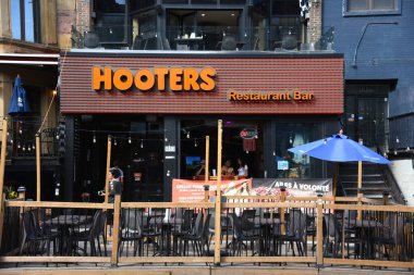 Montreal, Kanada - 29 Haziran 2025: Crescent Caddesi 'ndeki Hooters 2019' da kapandığı yere geri döndü. ABD merkezli bir gündelik yemek zincirinin parçasıdır ve birçok ülkede konumları vardır..