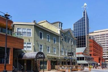 Halifax, Kanada - 30 Temmuz 2025: The Dome Nightclub and Five Fishermen restaurant on Argyle Street. Tesisteki binalar bir zamanlar Likör Kubbesi olarak bilinen birkaç bar ve restorana ev sahipliği yapıyordu..