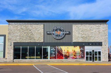 Moncton, Moncton 'daki Kanada Alcool NB içki dükkanı. New Brunswick Likör Şirketi, eyaletteki tüm alkollü içeceklerin alım, ithalat, dağıtımı ve perakende satışından sorumlu il Crown Corporation 'dır.