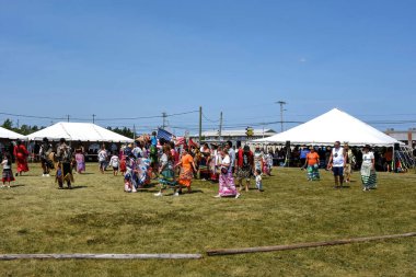 Membertou, Kanada - 3 Ağustos 2025: Büyük Giriş, dans yarışmaları ve bir ziyafet de dahil olmak üzere Membertou Powwow etkinliği. Üye, Cape Breton Bölgesel Belediyesi bünyesinde yer alan bir ilk ulus topluluğudur..