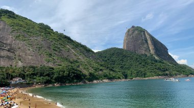 Deniz manzarası çok güzel. Sugar Loaf turistik posta kartı. Körfezdeki tekneler. Mavi gökyüzü deniz manzarası.