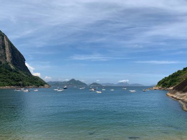 Deniz manzarası çok güzel. Sugar Loaf turistik posta kartı. Körfezdeki tekneler. Mavi gökyüzü deniz manzarası.
