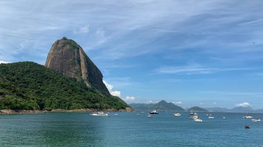 Deniz manzarası çok güzel. Sugar Loaf turistik posta kartı. Körfezdeki tekneler. Mavi gökyüzü deniz manzarası.