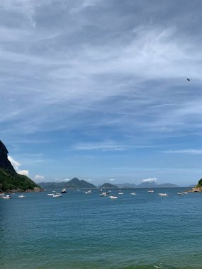Deniz manzarası çok güzel. Sugar Loaf turistik posta kartı. Körfezdeki tekneler. Mavi gökyüzü deniz manzarası.