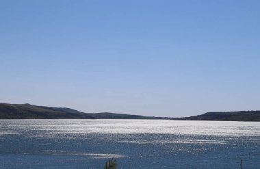 Güneşli Lakefront ve mavi gökyüzü