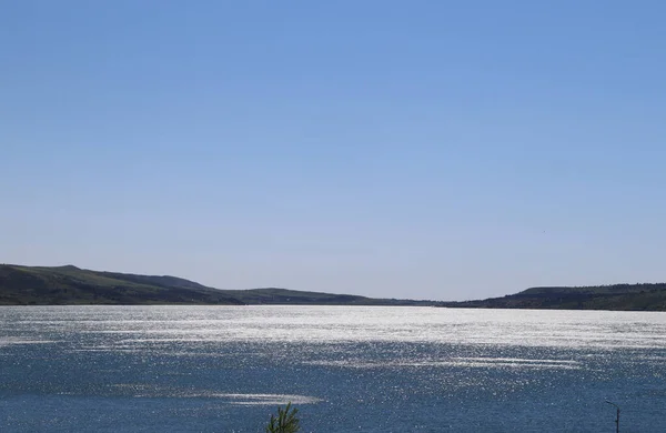 Güneşli Lakefront ve mavi gökyüzü