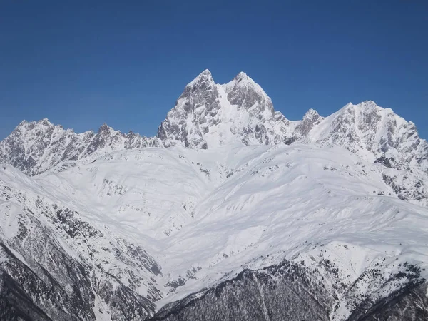 Ushba - Gürcistan 'da iki başlı karlı zirve, Yükseklik 4,710 metre 