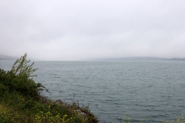 Göle sis ve yağmur yağıyor.