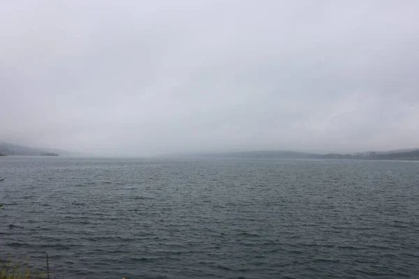 Ομίχλη Και Βροχή Στη Λίμνη — Φωτογραφία Αρχείου
