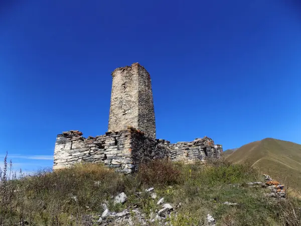 Dağda küçük bir kale ve gözetleme kulesi. Güz, Khada Gorge, Georgia