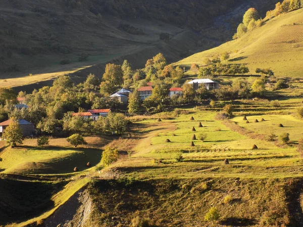Dorf Den Bergen Felder Und Heuhähne Herbst Khada Gorge Georgien — Stockfoto