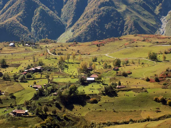 格鲁吉亚Khada Gorge山区的村庄 田地和秋天的母鸡 — 图库照片