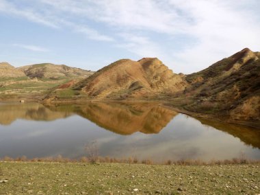 Göle yansıyan renkli dağlar, Mravaltskaro. Gardabani Belediyesi, Gürcistan