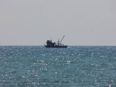Denizde bir balıkçı teknesi. Karadeniz, Georgia      