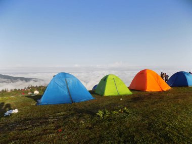 Dağda ve bulutların üstünde çadırlar. Gomi Dağı, Georgia