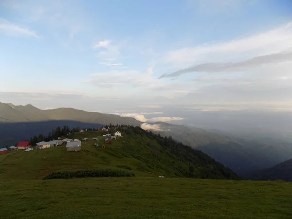 Dağlardaki tatil köyü ve gün doğumu. Gomi Dağı, Georgia  