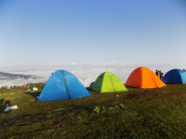 Dağda ve bulutların üstünde çadırlar. Gomi Dağı, Georgia