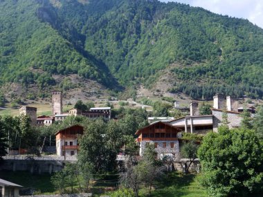 Eski kuleler (Svan kuleleri) ve dağlarda evler. Mestia, Georgia