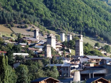 Eski kuleler (Svan kuleleri) ve dağlarda evler. Mestia, Georgia