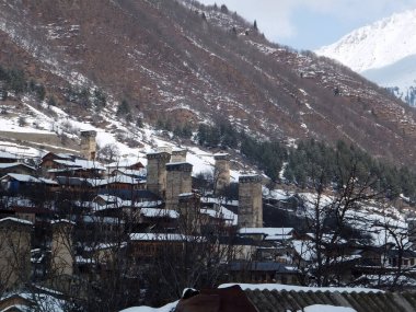 Karlı Eski Kuleler (Svan Kuleleri) ve kışın dağlarda evler. Mestia, Georgia