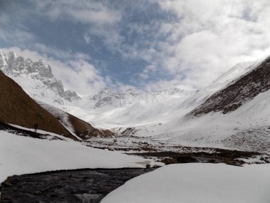 Karlı dağlar, nehir ve vadi. Chaukhi Dağı Kafkasya. Georgia