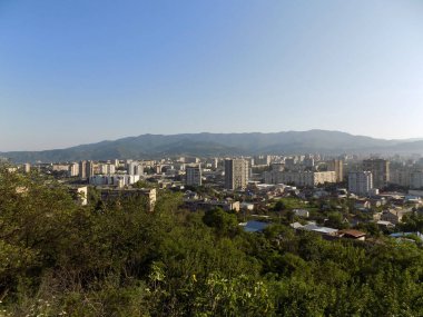 Şehir manzarası, binalar, ağaçlar ve dağlar. Gldani, Tiflis 'in bir banliyösü. Georgia         