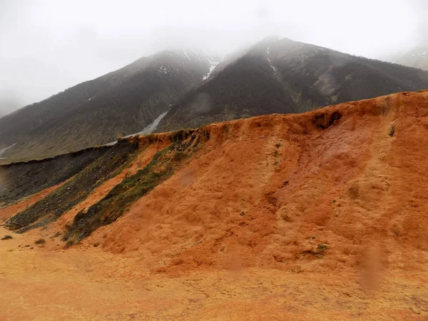 Travertine, karlı dağlar ve sis. Truso Travertines Doğal Anıtı, Georgia    