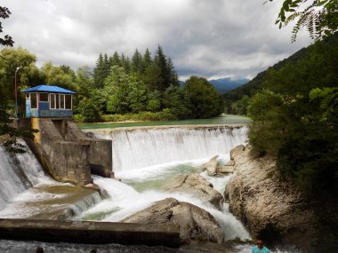 Suni baraj ve şelale. Abasha Nehri, Gachedili, Gürcistan.