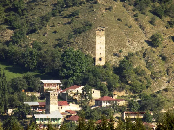 Zwei Svan Türme Und Häuser Auf Dem Hügel Mestia Georgien — Stockfoto