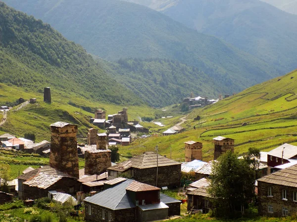 Svan kuleleri ve vadideki evler. Ushguli Köyü, Gürcistan       
