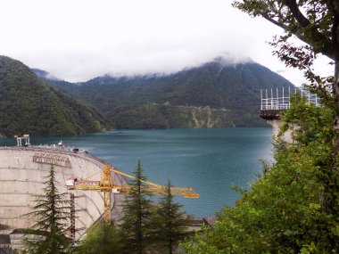 Enguri Nehri 'nde, dağlarda hidroelektrik baraj. Jvari, Georgia     