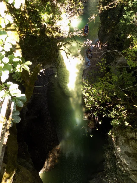Nehir kanyonu ve yukarıdan görünen lastik botlar. Martvil Kanyonu, Georgia.