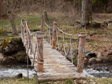 Nehrin üzerinde küçük tahta bir köprü.