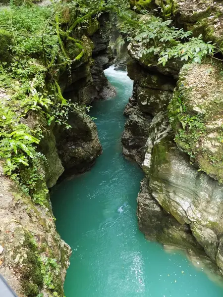 Dar bir kaya kanyonunda berrak mavi bir nehir. Martvili Kanyonu, Georgia       