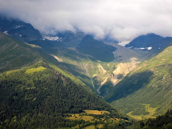 Orman, karlı dağ, sis ve nehir kaynağı. Mestia, Georgia